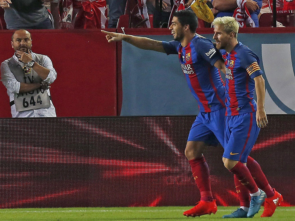 Луис Суарес празнува с Лео Меси след като вкара срещу Севиля по време на първия мач за испанската Супер Купа между Севиля и Барселона игран на Естадио Рамон Санчес Писхуан в Севиля, Испания