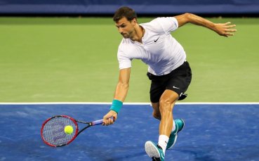 ВИДЕО: Джентълменът Григор помага в почистването на корта