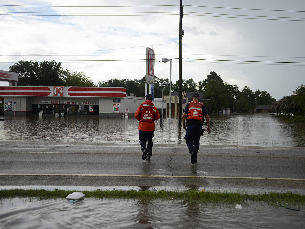 Наводнението е причинено от дъждовете, които не спират в южната част на САЩ от средата на миналата седмица. Повечето от реките в Луизиана преляха. В много населени места водата е заля улиците, по-ниските етажи на жилищата и магазини. Местните власти са мобилизирали всички налични плавателни средства и изграждат бариери срещу прииждащите води.