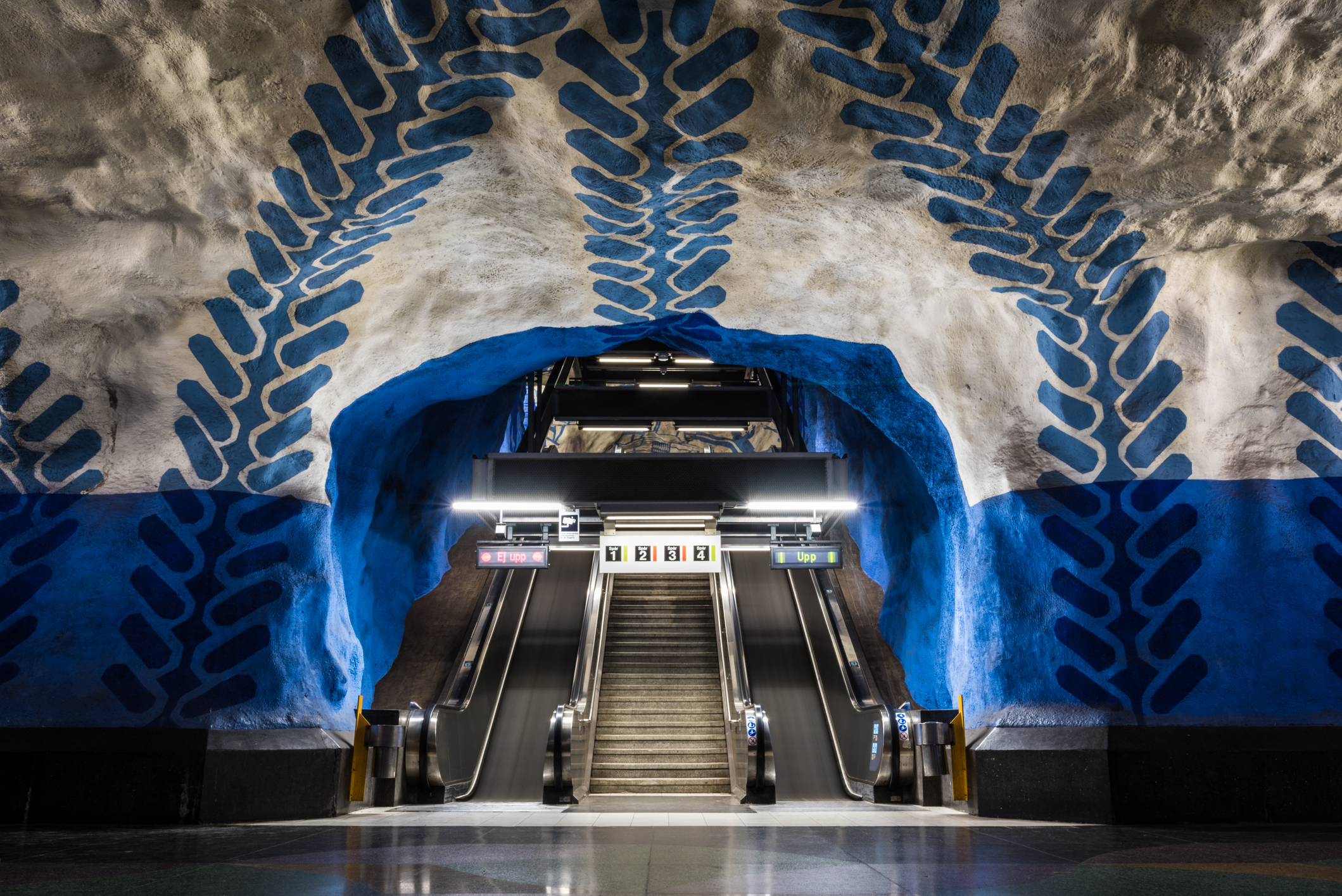 Стокхолм, Швеция<br />
Стокхолмското метро  включва три основни линии със сто метростанции, 48 от които са подземни, а 52 са на земната повърхност На 30 септември 1933 г. е поставено началото на подземния железопътен транспорт в Стокхолм, с прокопаването на тунел под Сьодермалм, свързващ влакови композиции от обществения градски транспорт. 