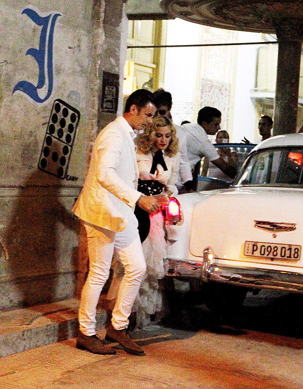 Мадона на разходка по улица в старата част на Хавана, Куба. Мадона отпразнува 58-я си рожден ден с една разходка по улиците на Хавана и обиколи града на борда на класически ретро автомобил, известен като "almendron"