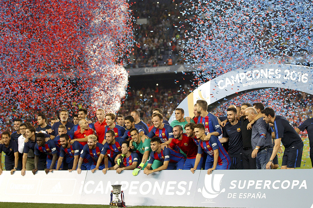 Играчите на Барселона празнуват с трофея на испанската Суперкупа, след втора победа срещу Севиля на стадион Ноу Камп в Барселона, Испания