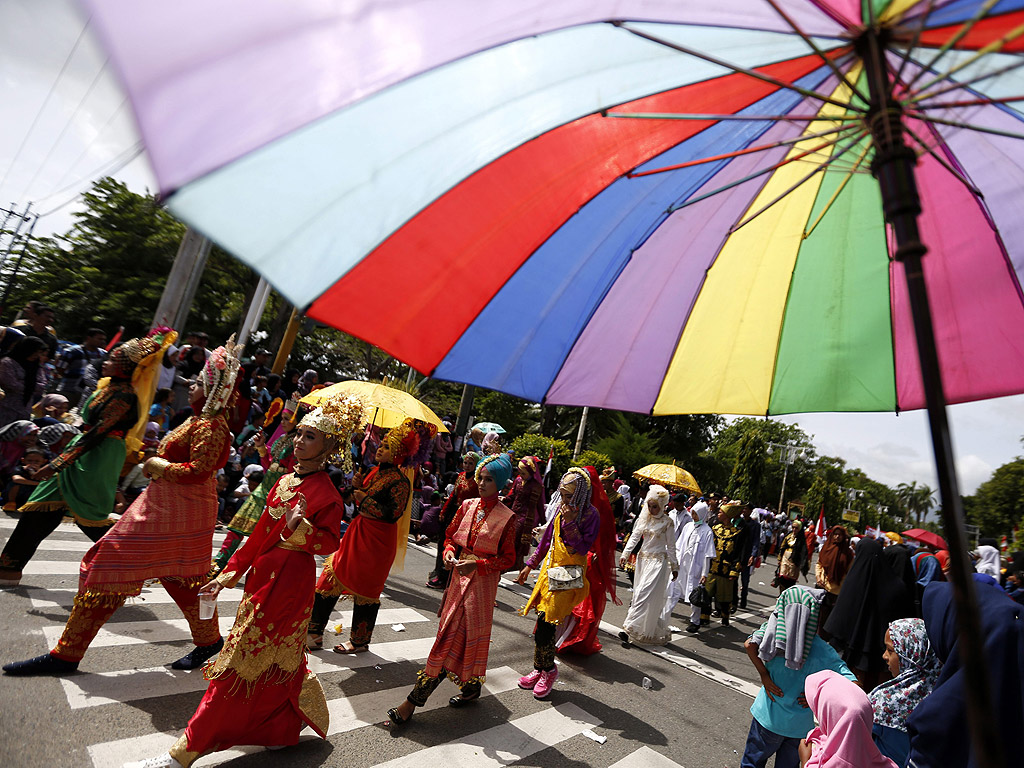 Студенти носещи цветни костюми участват в парад за Денят на независимостта в Банда Ачех, Индонезия