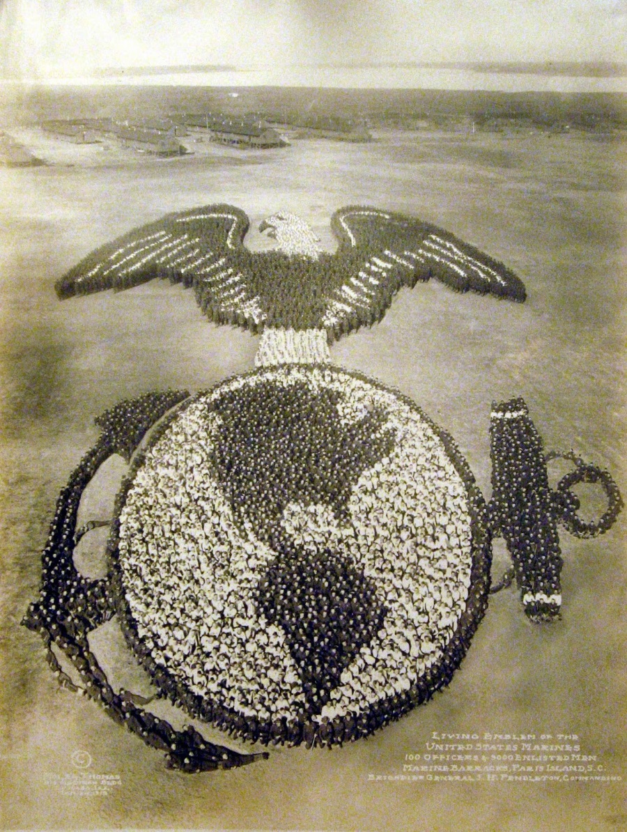 "Живата емблема на морската пехота на Съединените американски щати".<br />
Участват 100 офицери и 9 000 други военни.