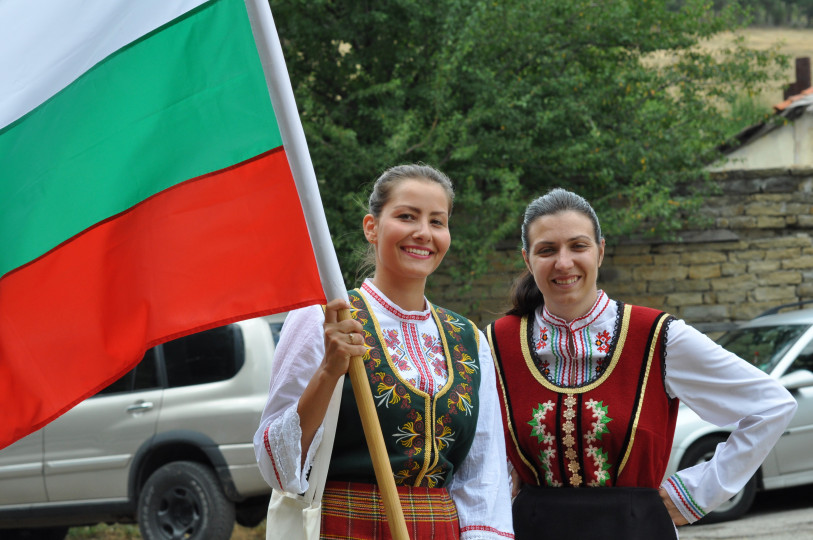 <p>15.На&nbsp;Гергьовден&nbsp;най - възрастната жена в къщата удря децата под завивките с клонче коприва за да са здрави.&nbsp;</p>