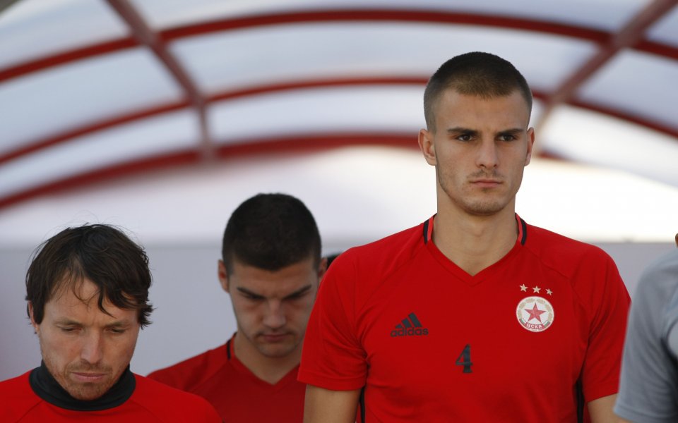 Продължава да няма сериозни кандидати за привличането на централния защитник