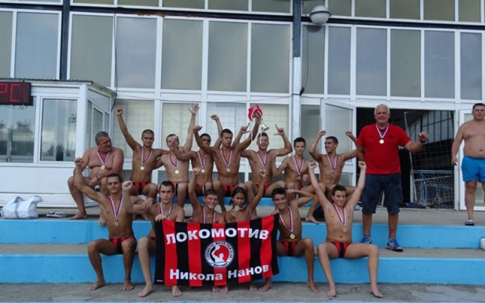 Български ватерполисти с купа от турнир в сръбския Кикинда
