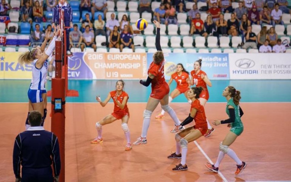България в битка за 5-8 място на ЕП по волейбол за девойки