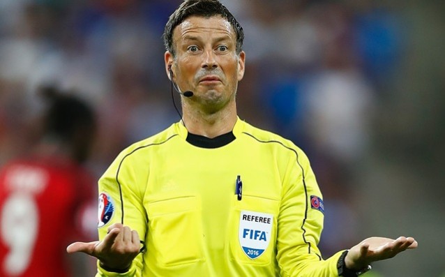 Известният английски арбитър Марк Клатенбърг получи бутилка по главата в