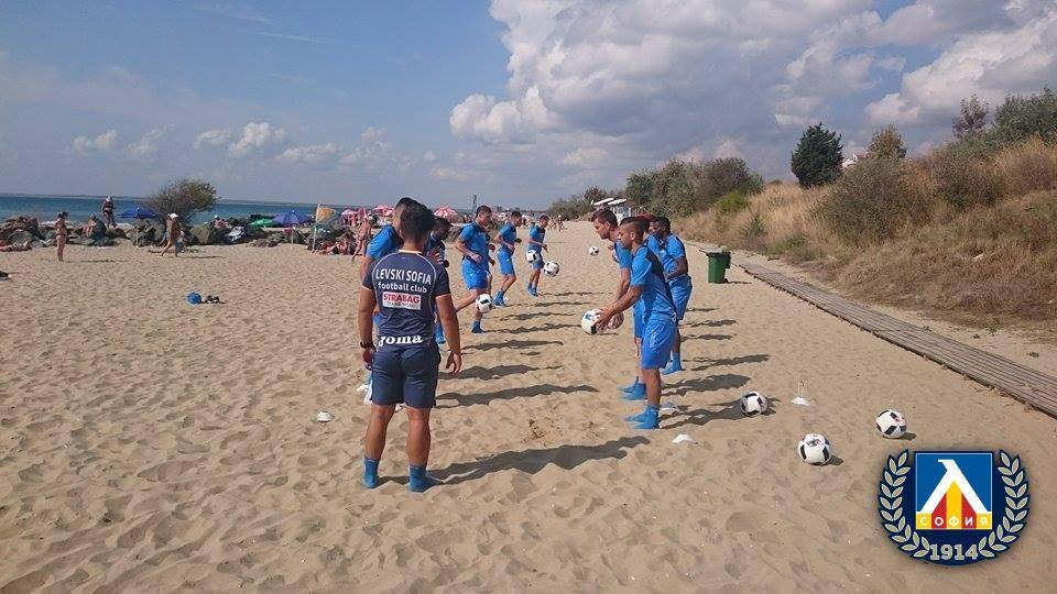 Левски тренира на плажа1