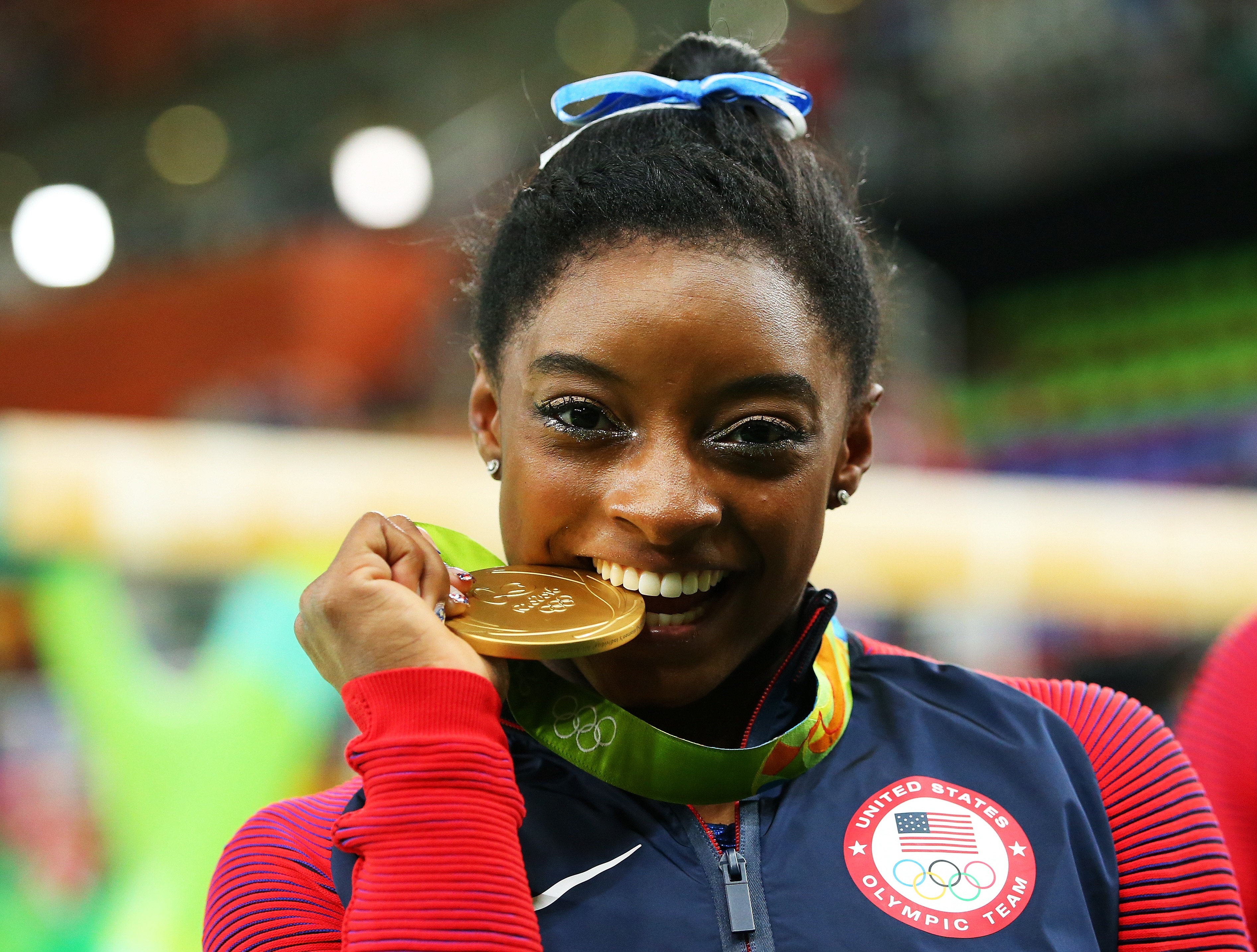 Състезателката по спортна гимнастика Симон Бейлс, за която хакери твърдят, че взема допинг, се представи отлично на Олимпийските игри в Рио, където завоюва четири златни медала. Тя носеше и флага на САЩ на церемонията по закриването на Игрите.
