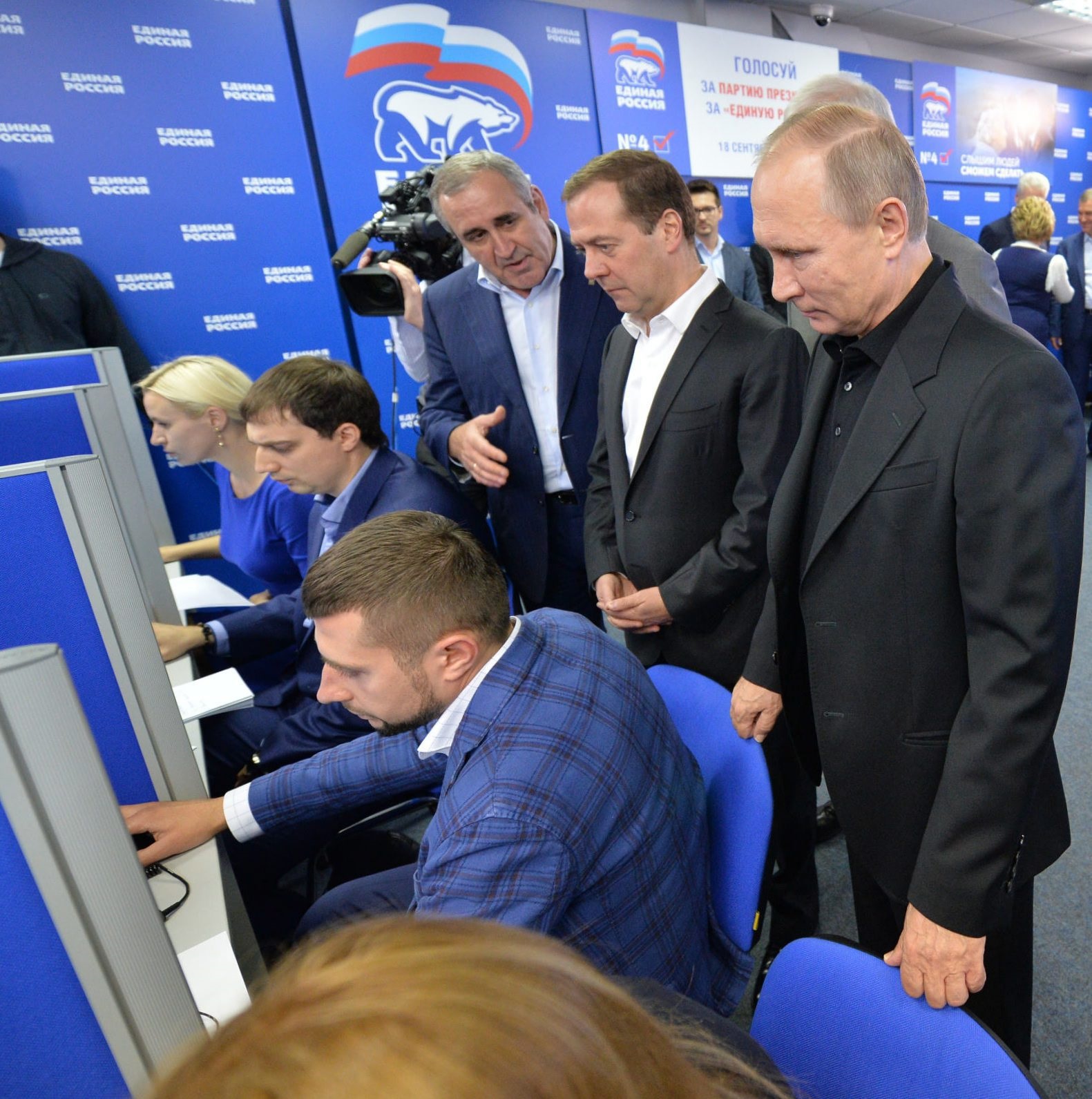 Партия "Единна Русия" е напът да вземе 2/3 от мнозинството в Руската дума. Президентът Владимир Путин и премиерът Дмитрий Медведев се поздравиха за победата.