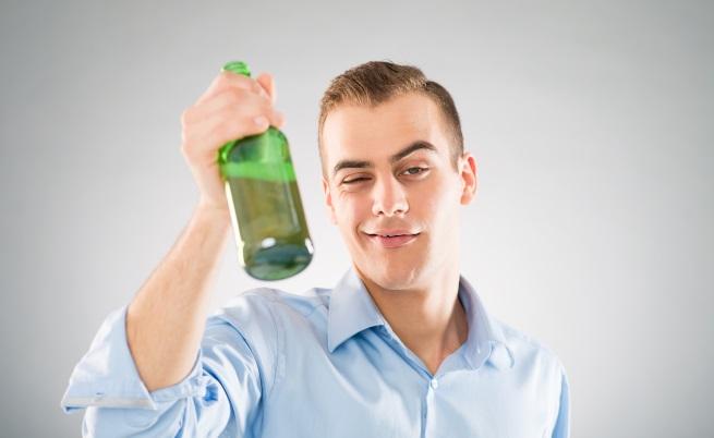 пиян мъж весел алкохол напиване подпийнал питие