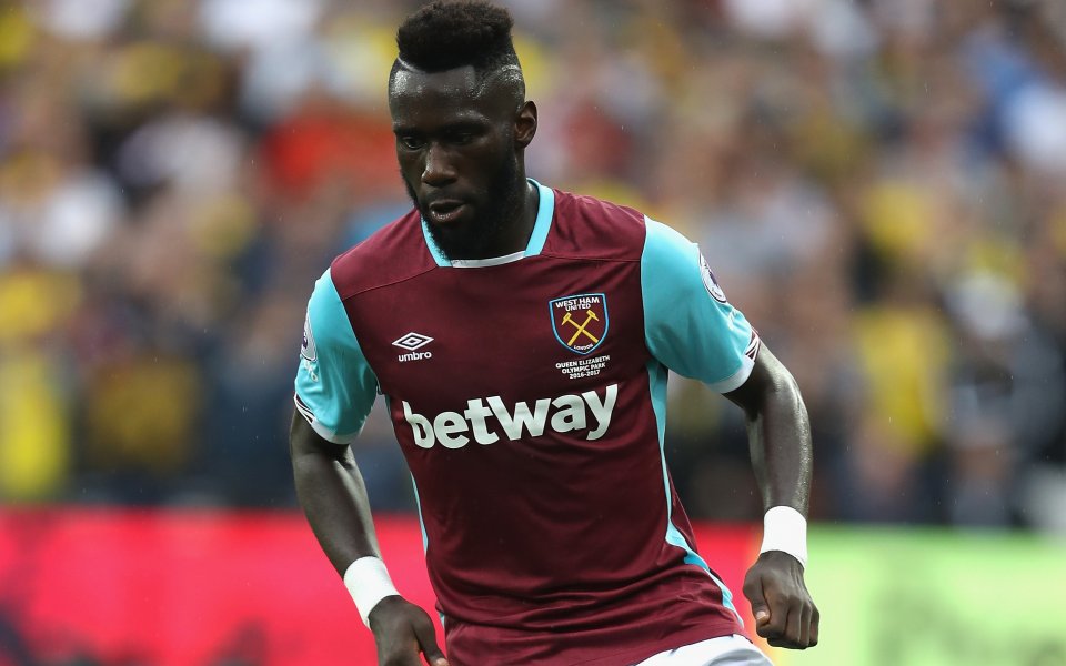 Защитникът на Уест Хям Артур Масуаку ще продължи кариерата си