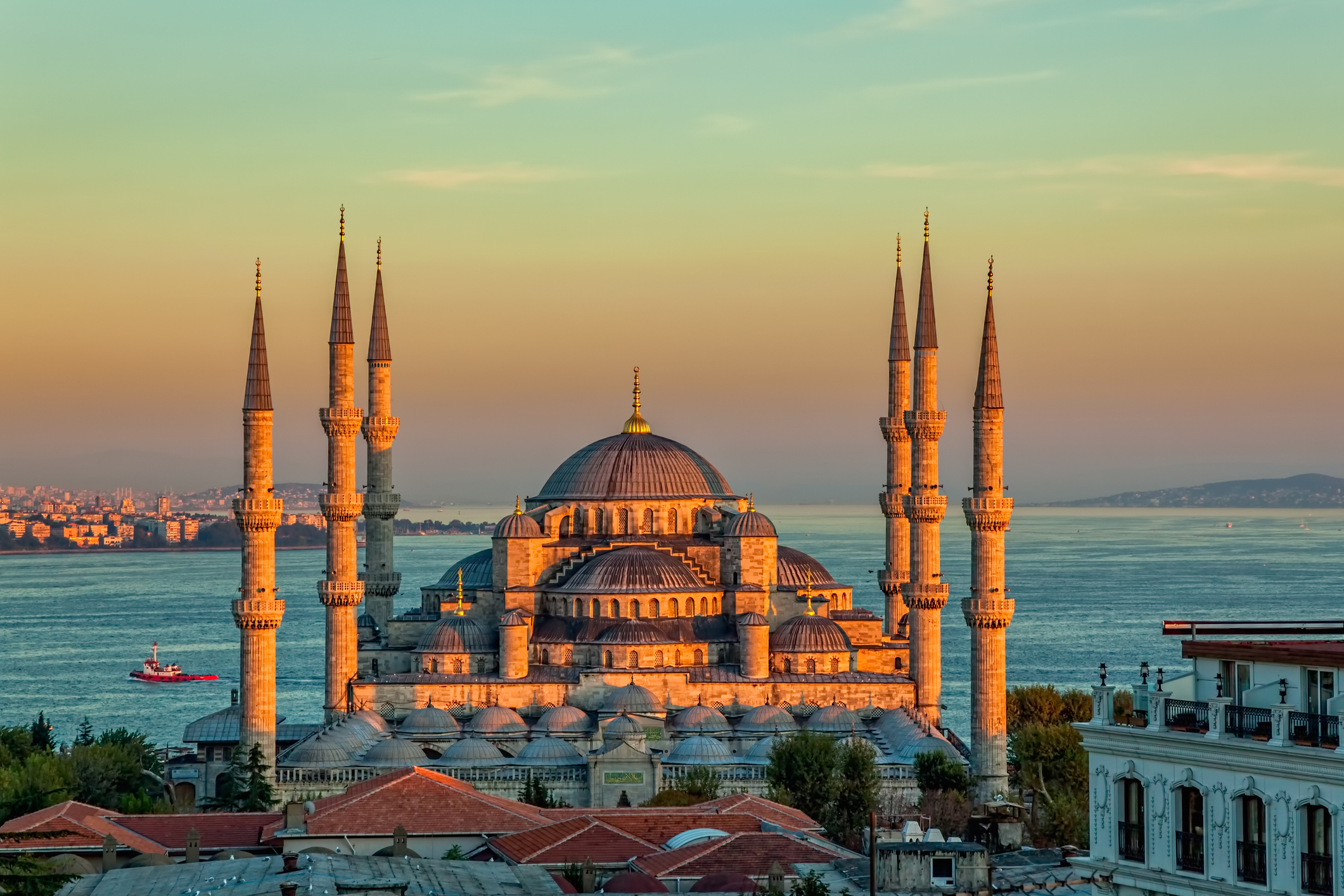 Град на два континента, огромен, необятен, красив, това е Истанбул. Много българи и пътуващи от цял свят го избират за своя туристическа дестинация. Казват, че отидеш ли в града на Босфора веднъж, със сигурност ще го направиш отново и отново. Въпреки че не е столица на Турция, Истанбул е най-големият град, представляващ икономическото, културното и историческото сърце на страната. В миналото е наричан с имената Стамбул, Цариград, Византион и Константинопол.