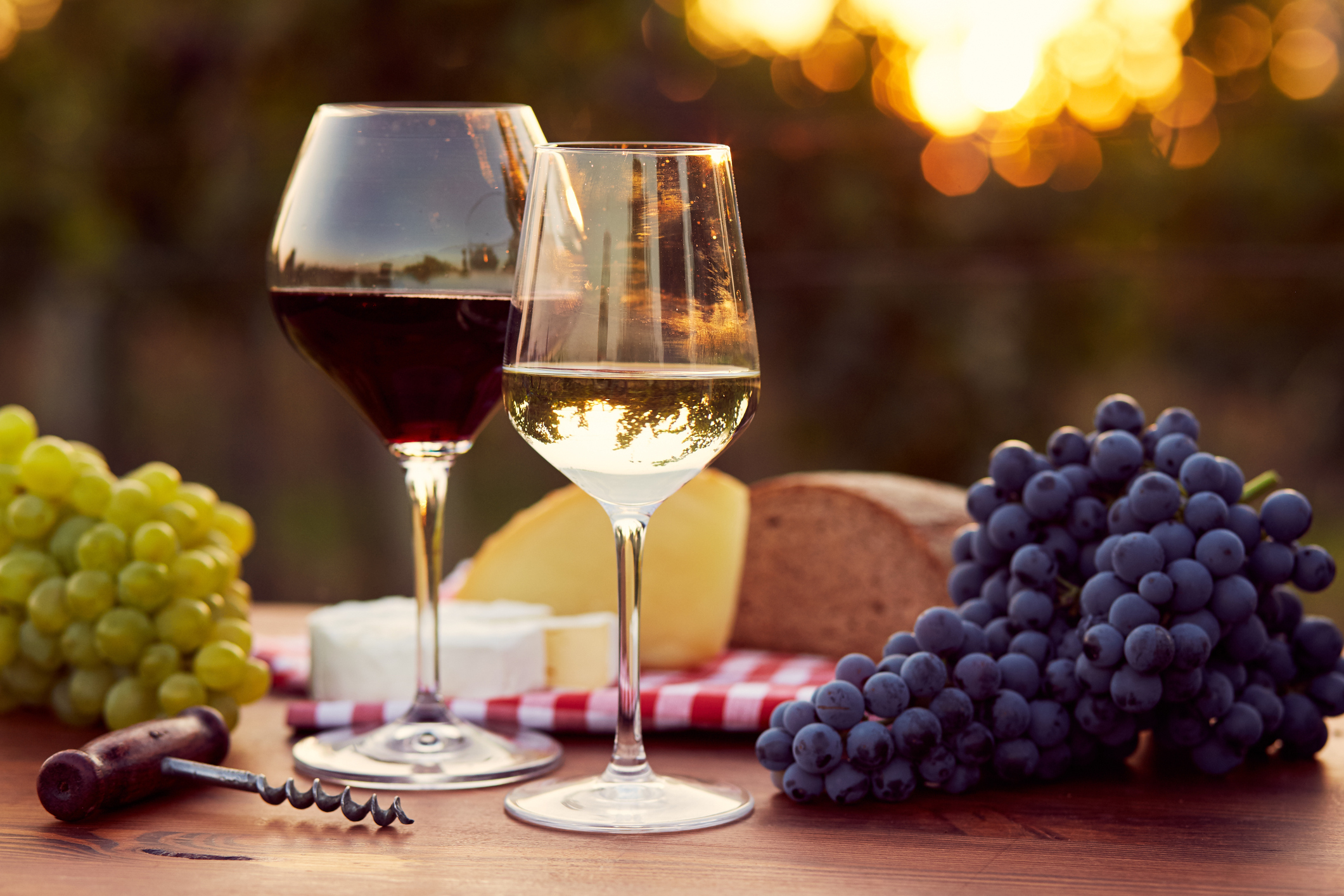 Не всяко вино помага за доброто ни здравословно състояние. Червеното вино e всеизвестно с антиоксидантните си свойства, които защитават сърцето. Бялото вино съдържа тези полезни вещества в пъти по-малко. Колкото и полезно да е обаче виното, не преминавайте границата от 1-2 чаши дневно.<br />
 
