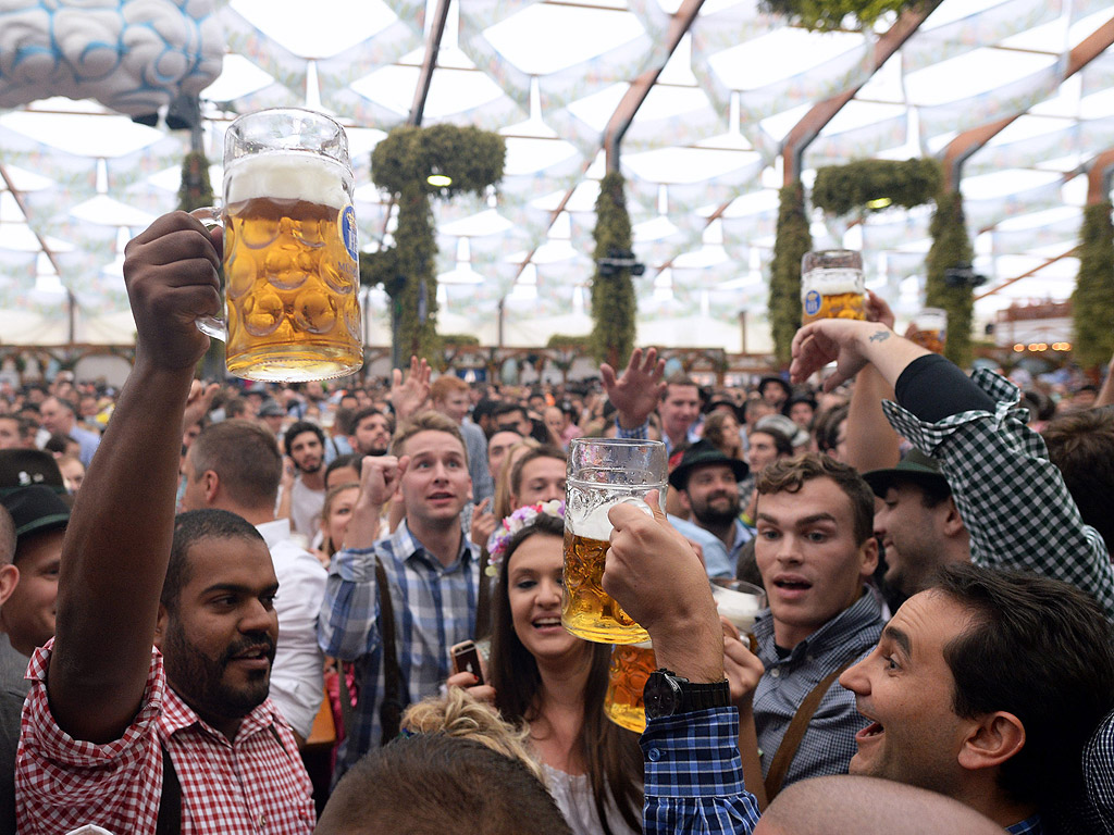 Традиционният бирен фестивал в Мюнхен, който бе открит на 17 септември и ще продължи до 3 октомври, се организира от 1810 година и е определян като най-големия в света.