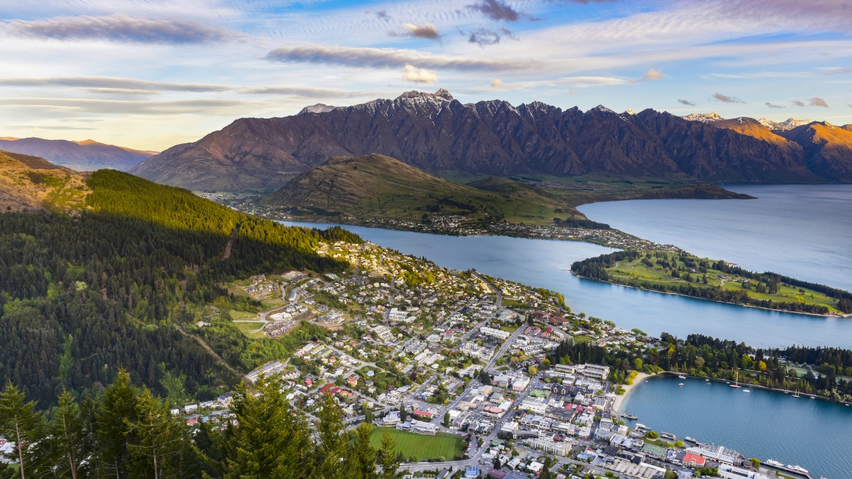 Нова Зеландия - заради белите, черни и златисти плажове и интересните водни спортове, които се практикуват там.