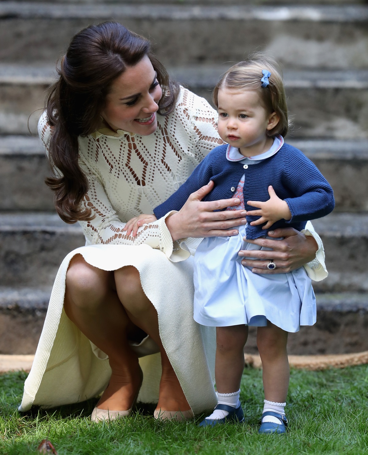 Британската принцеса Шарлот проговори за първи път пред публика по време на посещението на родителите ѝ, херцозите на Кембридж Уилям и Кейт, в Канада. Принцесата направи и своите първи стъпки пред пред широката аудитория. Това се случи на парти за деца на военни семейства във Виктория, Британската Колумбия