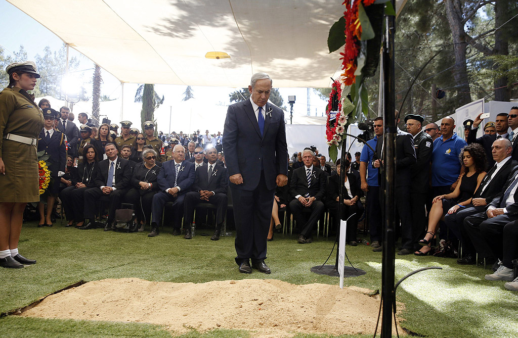 Ковчегът на Перес беше положен редом до гроба на друг виден израелски политик – бишвият премиер Ицках Рабин, който е убит от израелски екстремисти през 1995 г.