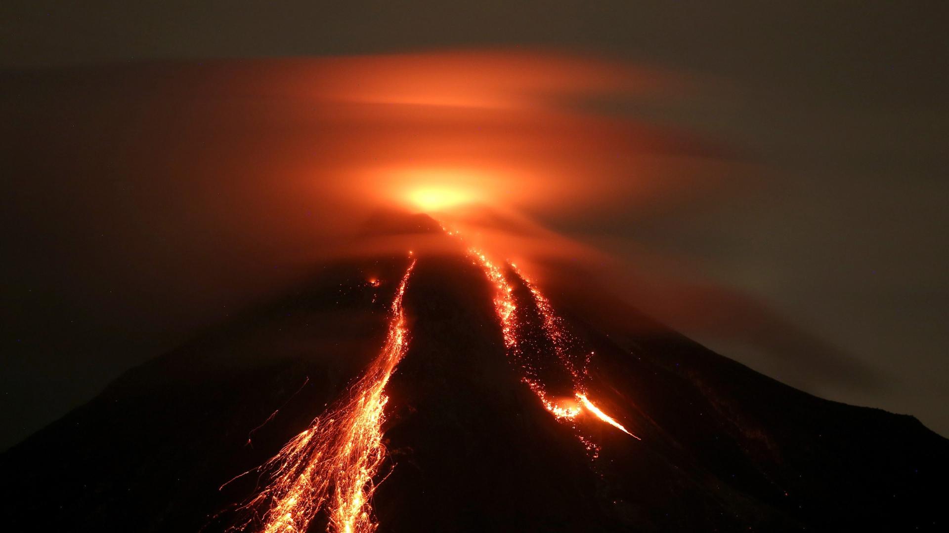 Туристи и жители са евакуирани след като вулканично изригване в