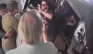 Скандални кадри - звезди се саморазправят с папараци