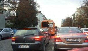 Наглост! Автобуси на градския в насрещното в София