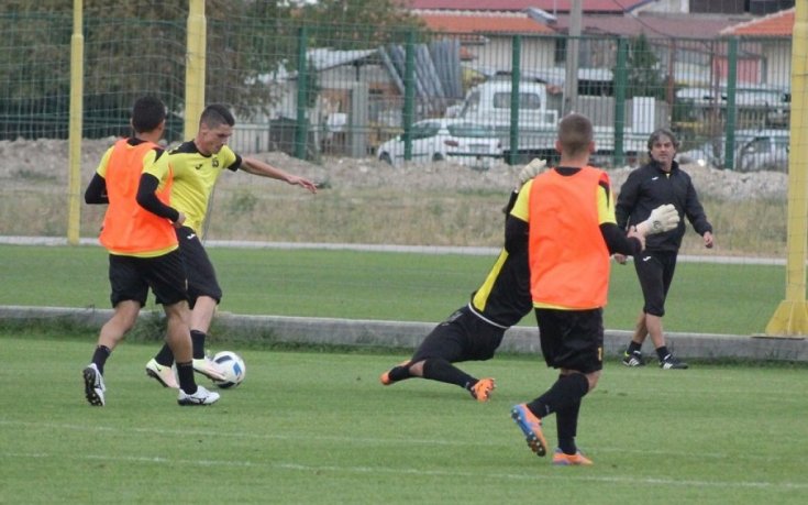 Треньорът на Ботев тренира само 12 