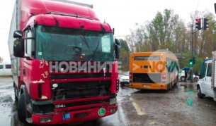 ТИР удари автобус в София, седем ранени