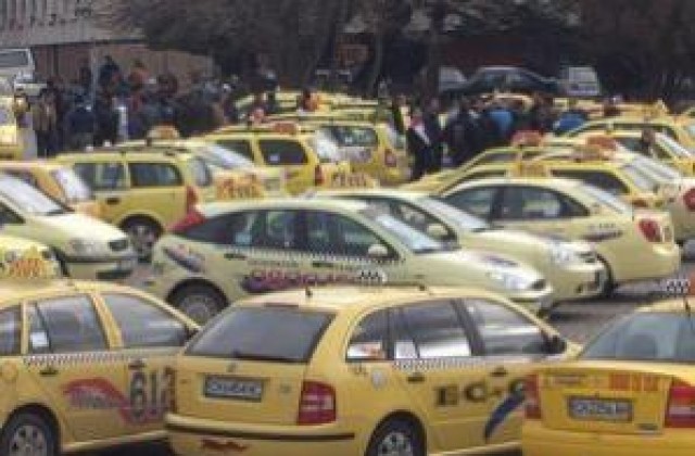 Таксиметровите шофьори в Сливен излизат на мълчалив протест
