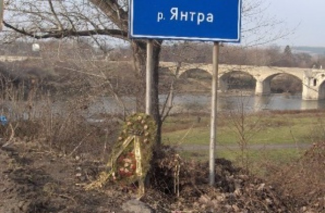 Панихида за жертвите на катастрофата в Бяла