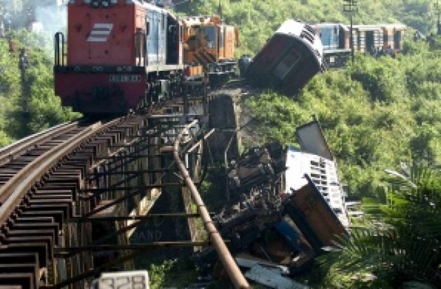 Петима убити и над 250 ранени при дерайлиране на влак в Индонезия