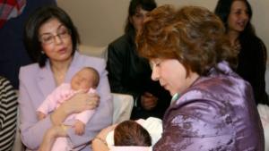Кунева и Масларова орисаха първото бебе за 2007 и последното