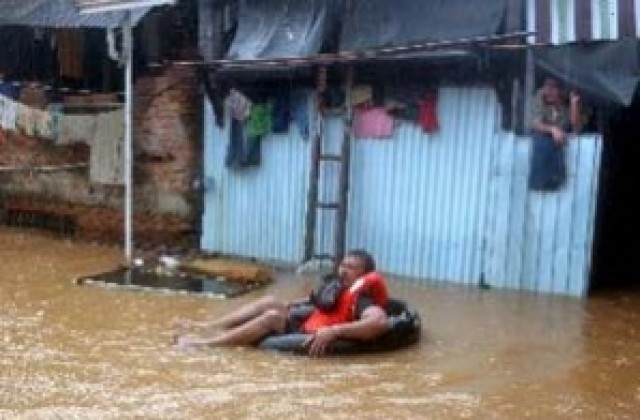 Индонезийската столица е парализиран от наводнения