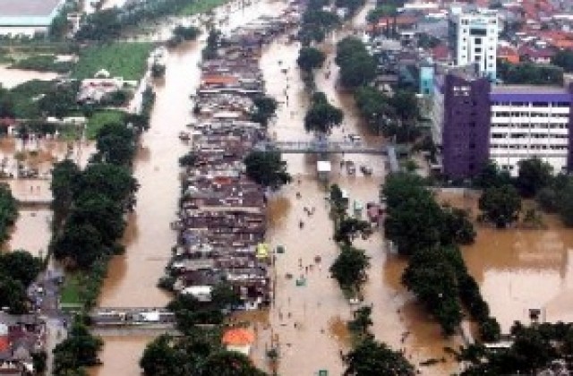 25 жертви на наводненията в Джакарта