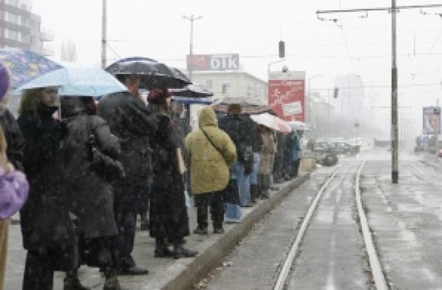 Частни фирми ще стопанистват 1500 спирки в София