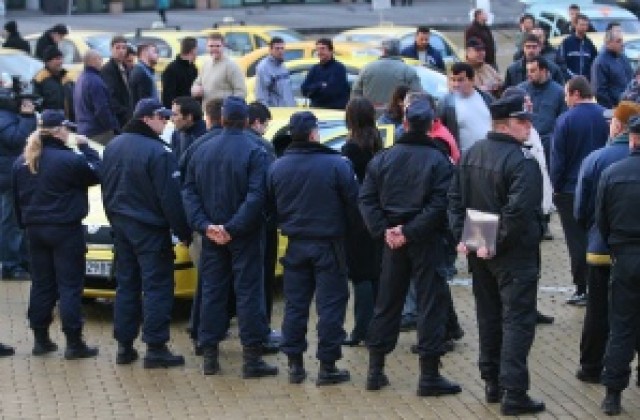Убиха шофьор на такси, центърът на София е блокиран