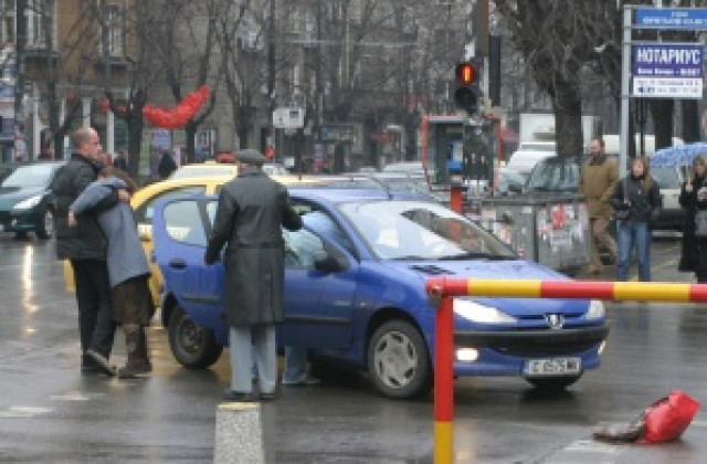 Блъснаха жена на улица в столицата