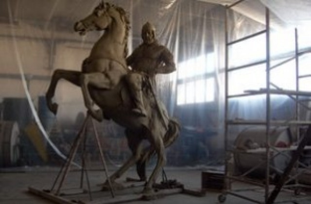 Сейфетин Шекеров извая четириметрова статуя на воин