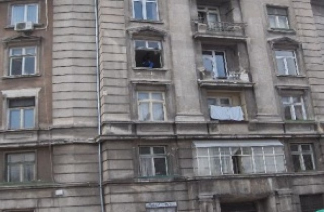 Млад мъж падна от 4-етаж при смяна на дограма