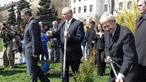 Калфин засади дръвчета заедно с посланици и кмета Борисов