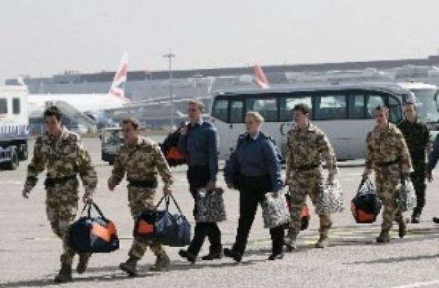 15-те британски моряци отпътуваха за военната база в Девън