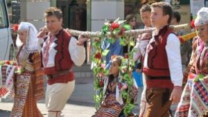 Фолклорно дефиле в центъра на София