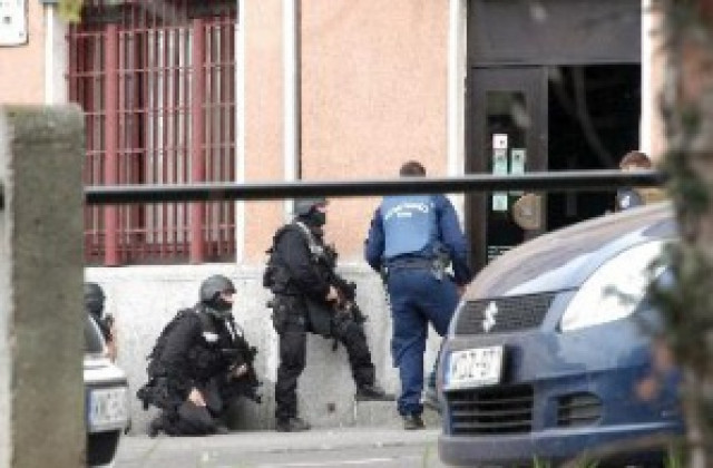 Убит е похитителят, който взе заложници в банка в Будапеща