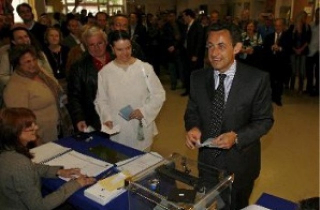 Саркози води в президентската надпревара във Франция