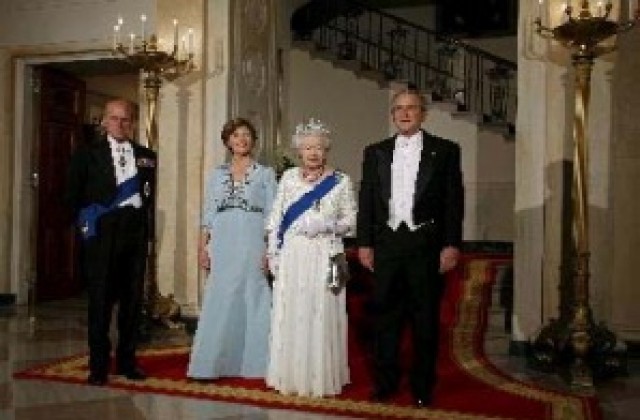 Буш едва не състари кралица Елизабет II с два века