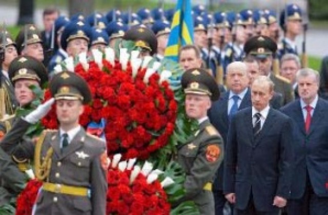 Путин поднесе венец пред паметника на незнайния воин