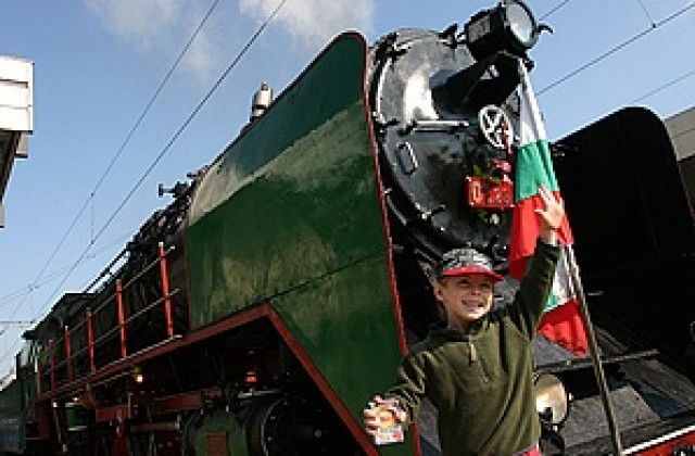 Близо 200 деца пътуваха с ретро влак по случай 1 юни