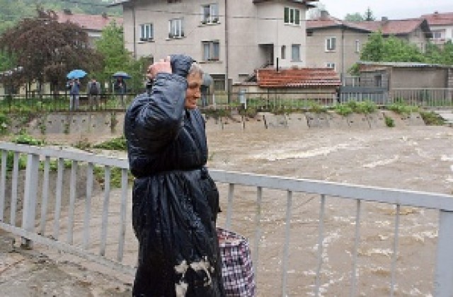 Отводниха 87 къщи след проливния дъжд в село Трудовец