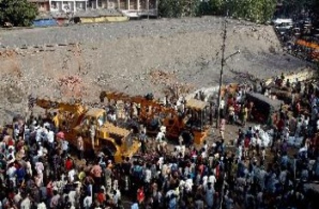Срути се бетонен покрив на пазар в Индия, най-малко 6-ма загинали